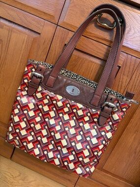 Fossil Key-Per Coated Canvas Tote w/Leather-Trim in Orange/Brown Geometric Print